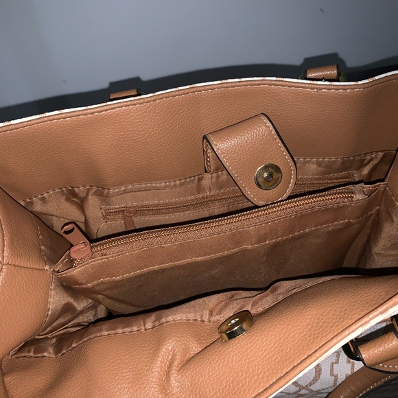 Beautiful Hand Bag - Picture 2 of 2